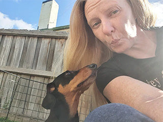 7歲臘腸犬 Albie 因IVDD影響行動